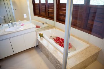 Deep soaking bathtub