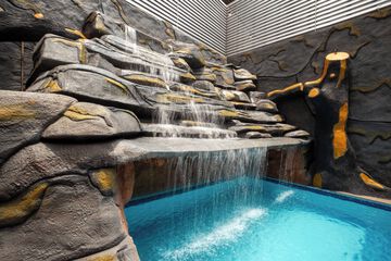 Indoor/outdoor pool