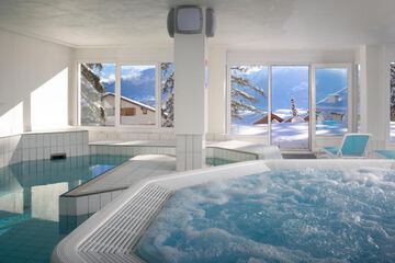 Indoor spa tub
