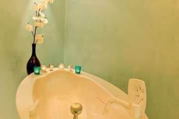 Indoor spa tub