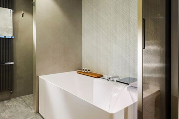 Deep soaking bathtub