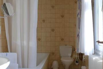 Deep soaking bathtub