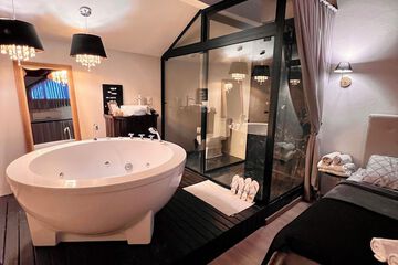 Private spa tub