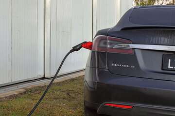 Electric vehicle charging station