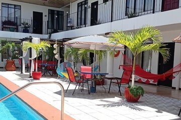 Swim-up bar
