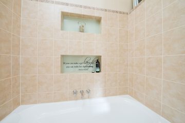Deep soaking bathtub