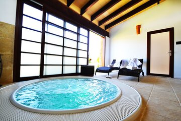 Indoor spa tub