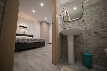 Bathroom sink