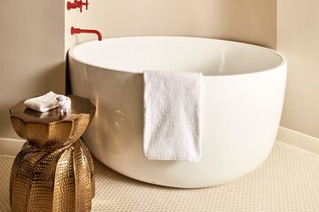 Deep soaking bathtub