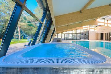 Indoor spa tub
