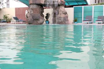 Pool waterfall