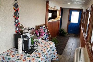 Check-in/check-out kiosk