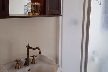 Bathroom sink