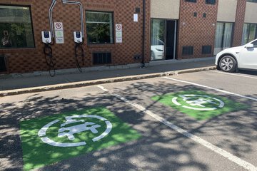 Electric vehicle charging station