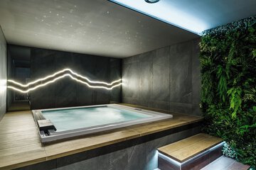 Indoor spa tub