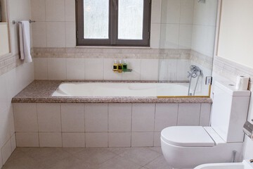 Deep soaking bathtub