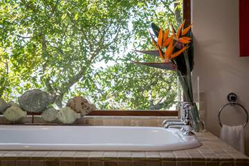 Deep soaking bathtub