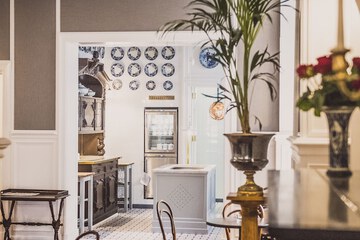 Lobby lounge