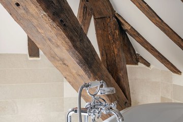 Deep soaking bathtub