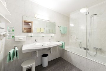 Deep soaking bathtub
