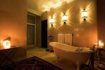 Deep soaking bathtub