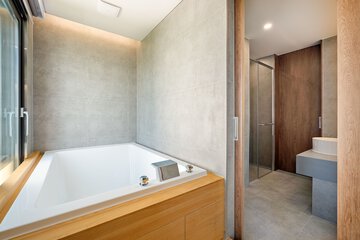 Deep soaking bathtub