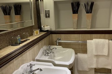 Bathroom sink