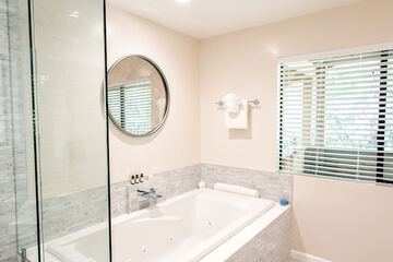 Jetted tub