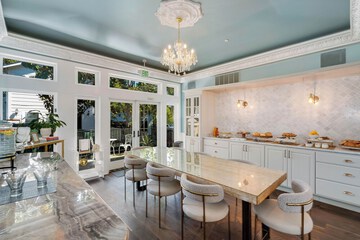 Breakfast area