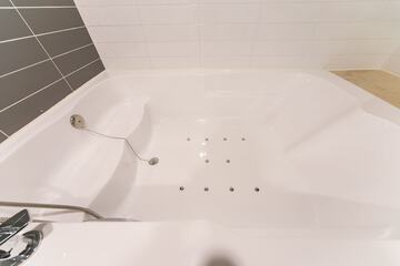 Deep soaking bathtub
