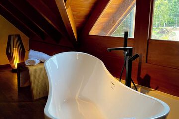 Deep soaking bathtub