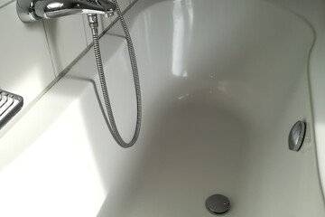 Deep soaking bathtub