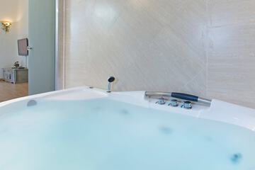 Private spa tub