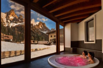 Indoor spa tub
