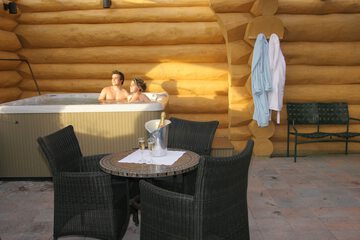 Indoor spa tub