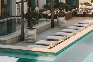 Indoor/outdoor pool