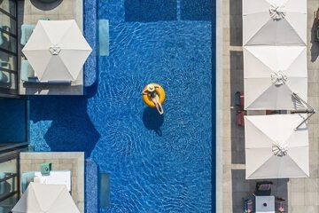 Indoor/outdoor pool