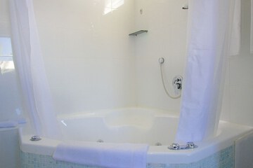 Jetted tub