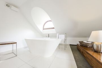Deep soaking bathtub