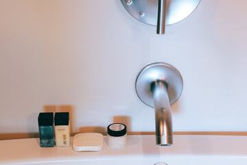 Deep soaking bathtub