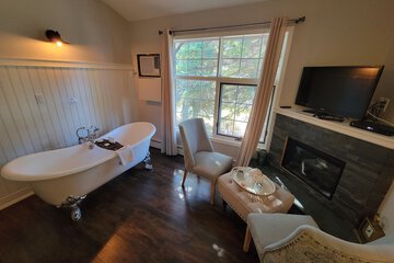 Deep soaking bathtub