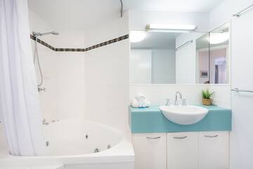 Deep soaking bathtub