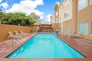La Quinta Inn & Suites by Wyndham Lake Charles Westlake