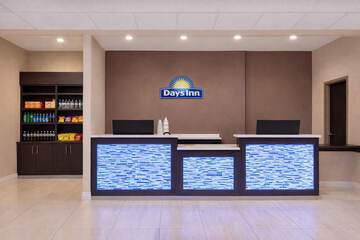 Days Inn & Suites by Wyndham Greater Tomball