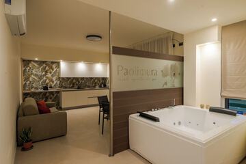 Private spa tub