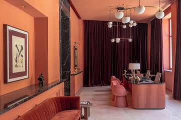 Concierge desk