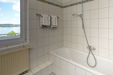 Deep soaking bathtub