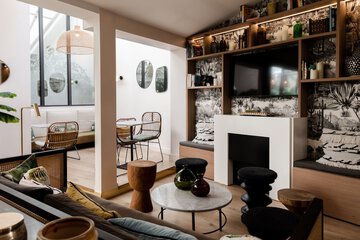 Lobby lounge