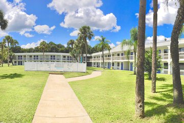 Hotel Exterior 36 of 39