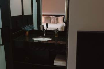 Bathroom sink